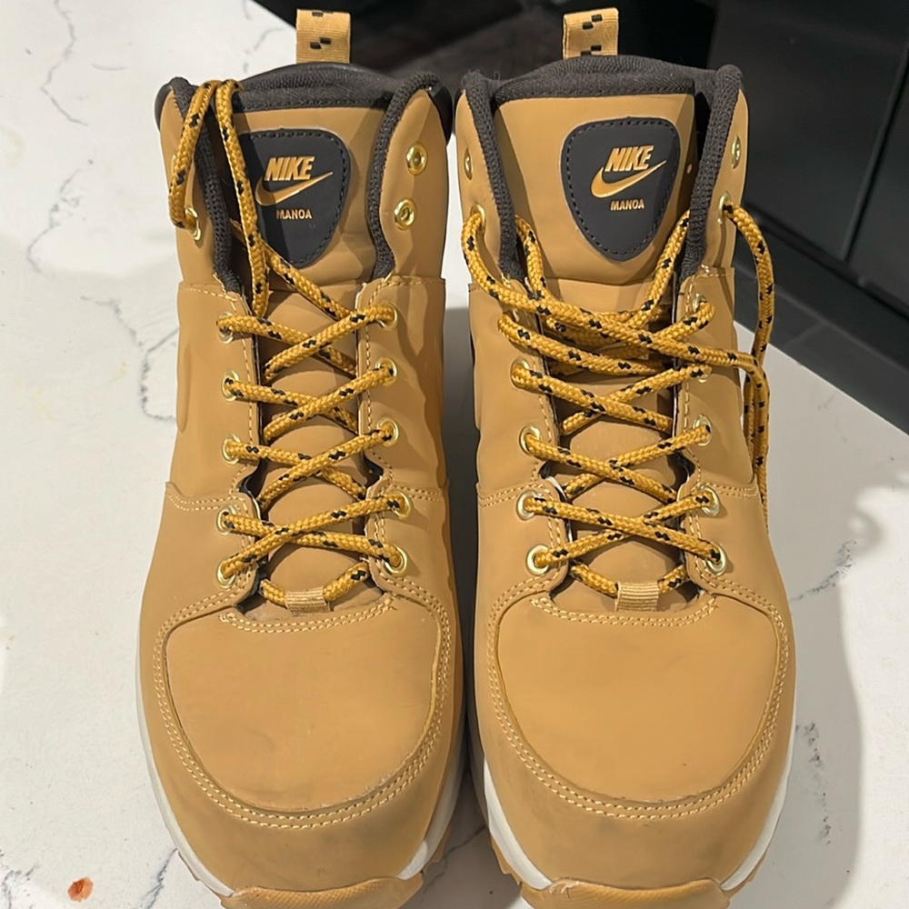 Nike manoa size 8.5